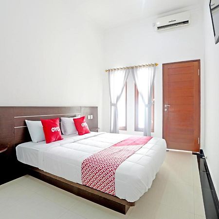 Oyo 90859 Cahaya Guest House Pesanggaran Exterior foto